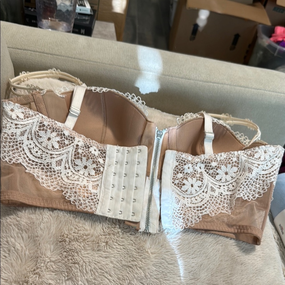 Victoria Secert Elegant Lace Women's Intimate in Cream and Tan - Picture 2 of 8